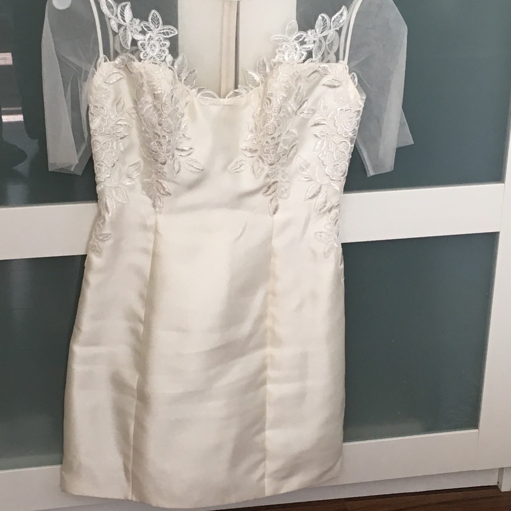 white fitted dress, comes with optional belt